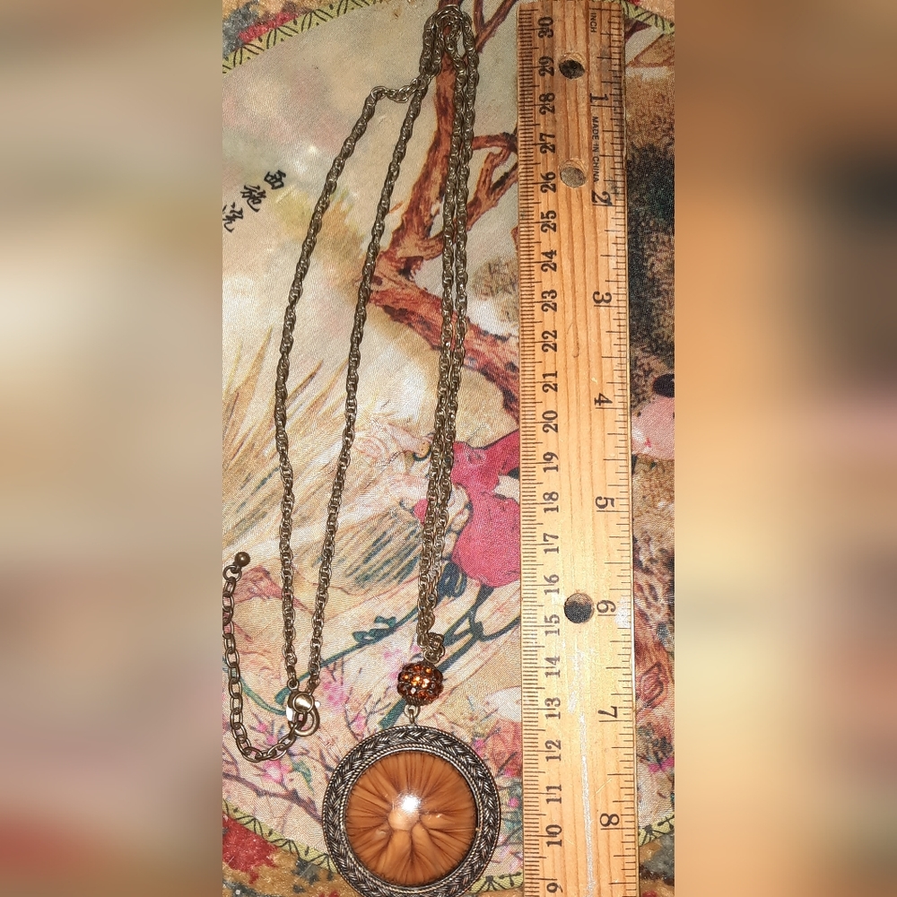 Long necklace with reversible round pendant in antique goldtone - Picture 5 of 5